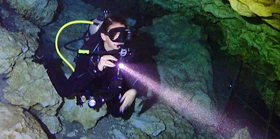 D550潛水手電筒,專（zhuān）業潛水手電筒（tǒng）,實拍潛（qián）水燈（dēng）