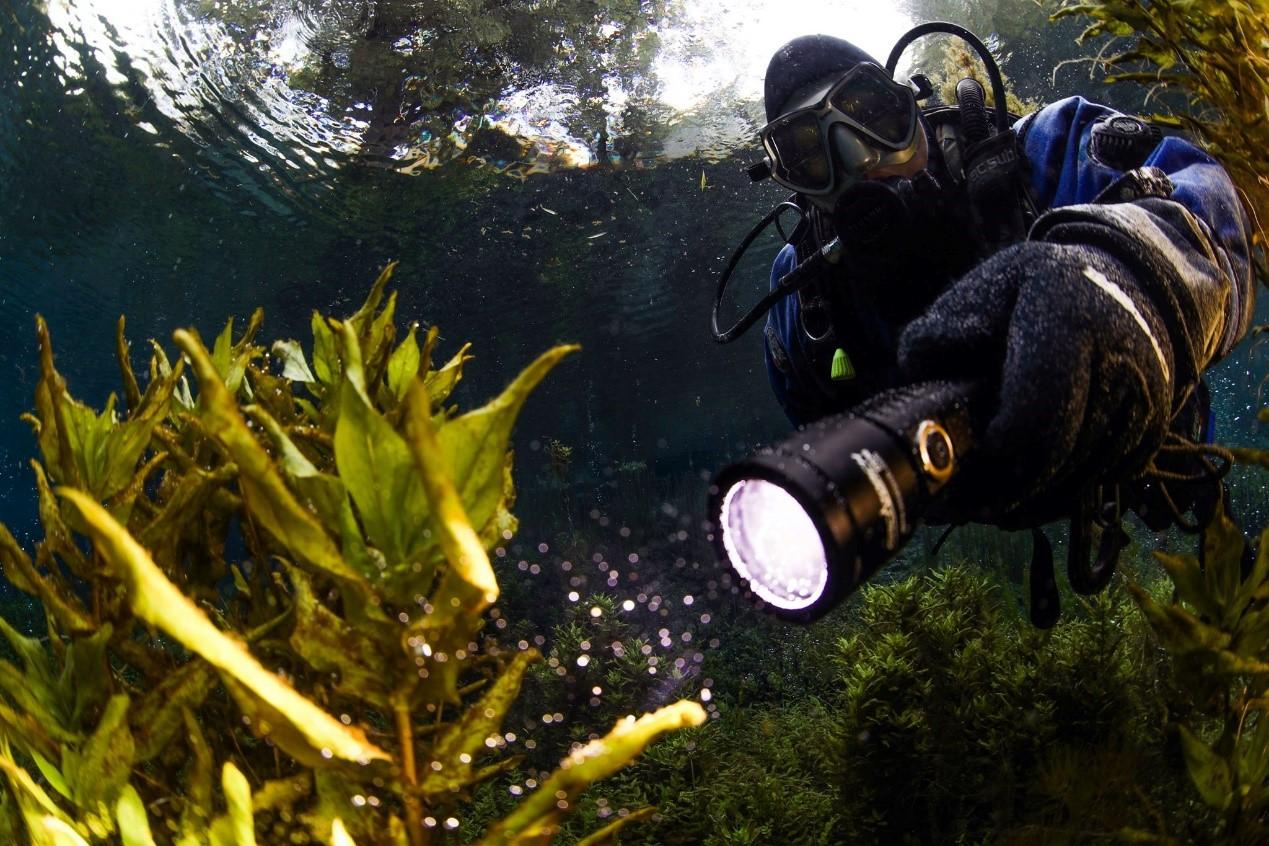 如何選（xuǎn）擇高質量潛水手電筒