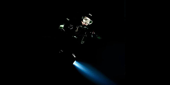 木瓜视频orcatorch潛水手電筒：光是如何被水吸收的?