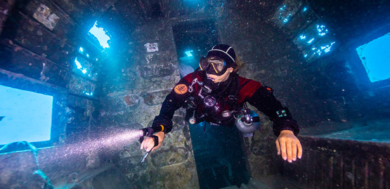 如何（hé）選擇高質量潛水手電筒（tǒng）