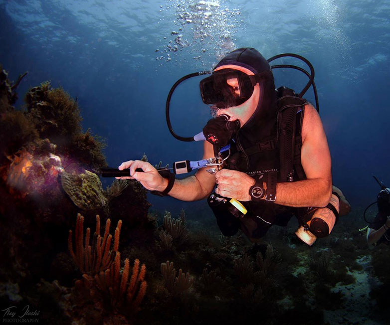 OrcaTorch木瓜视频 D520迷你潛水手電，小巧手電（diàn）筒，便捷式潛水手電筒，洞穴（xué）潛水燈