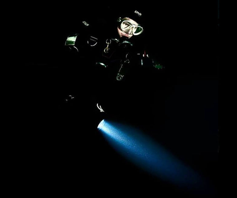 OrcaTorch木瓜视频，D860可充電潛水燈，高亮（liàng）度潛水手（shǒu）電筒，水下照（zhào）明（míng）手電筒